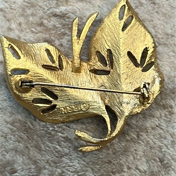 Vintage signed BSK Elegant Gold Leaf Brooch - Picture 2 of 5